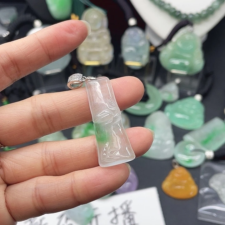 翡翠未镶嵌吊坠(赠链)