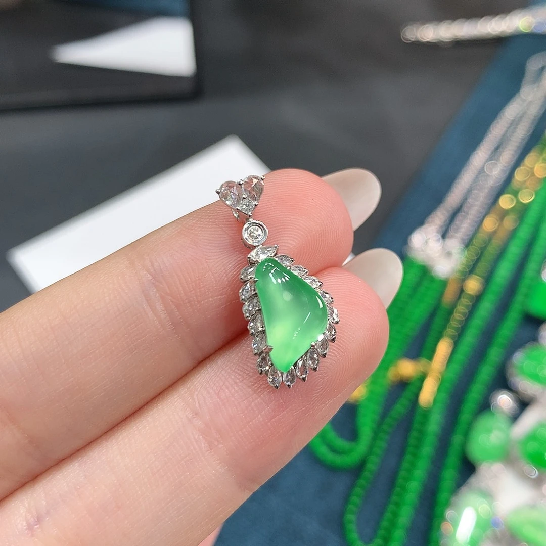 翡翠18K金镶嵌颈饰木那玻璃种甜绿福瓜 48小时鉴赏期