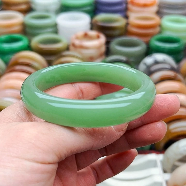 未镶嵌手镯（圆镯）石英质玉