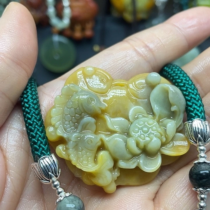 未镶嵌蛇纹石玉颈饰?****子