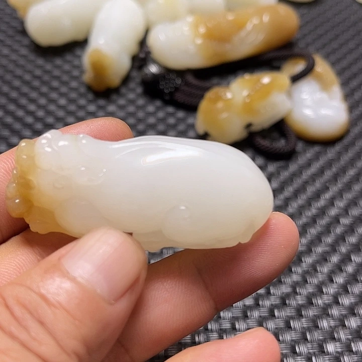 颈饰未镶嵌和田玉（糖玉）