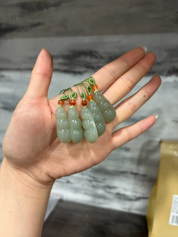 5613 和田玉吊坠 规格约：14*30*7mm 多样性任发其一