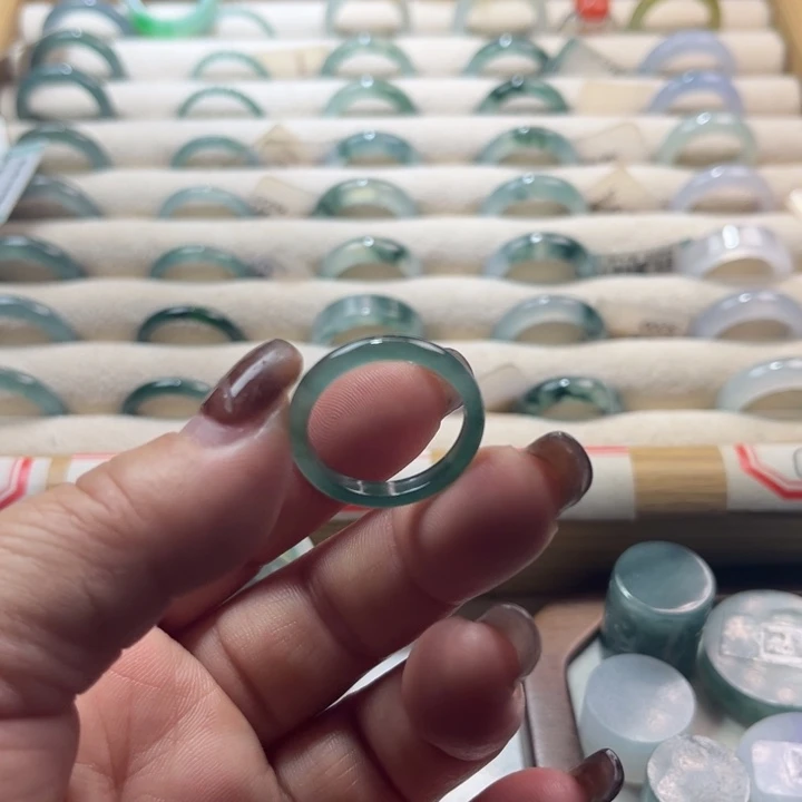 翡翠未镶嵌戒指蓝水