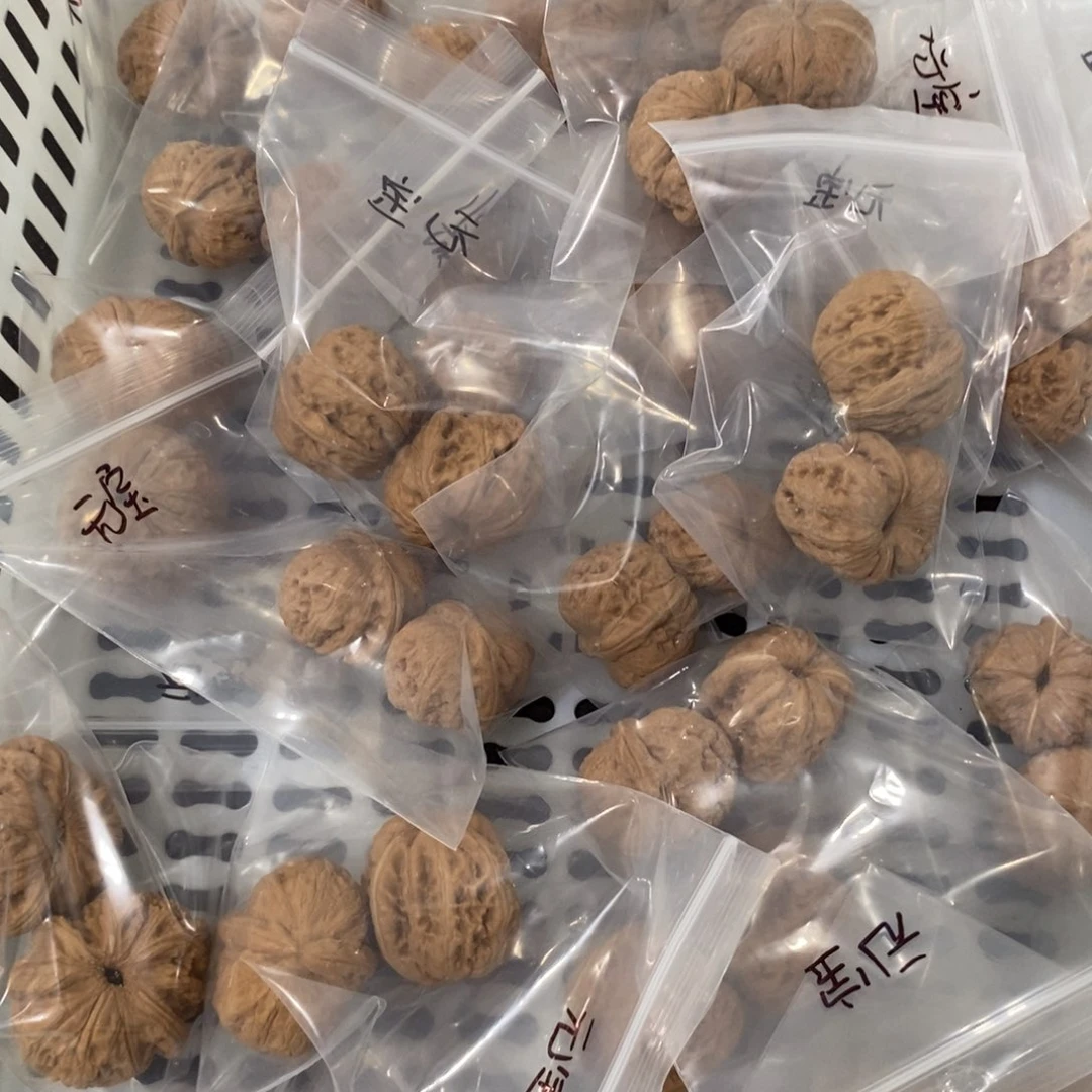 文玩核桃吊坠元宝有瑕疵