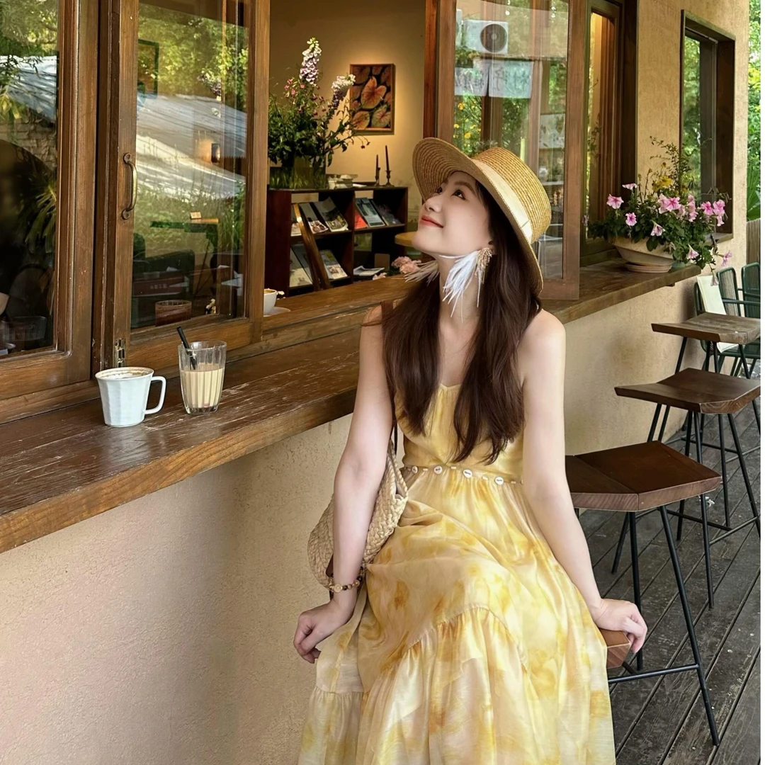 法式黄色晕染吊带连衣裙女夏季海边度假收腰显瘦气质绝美沙滩长裙