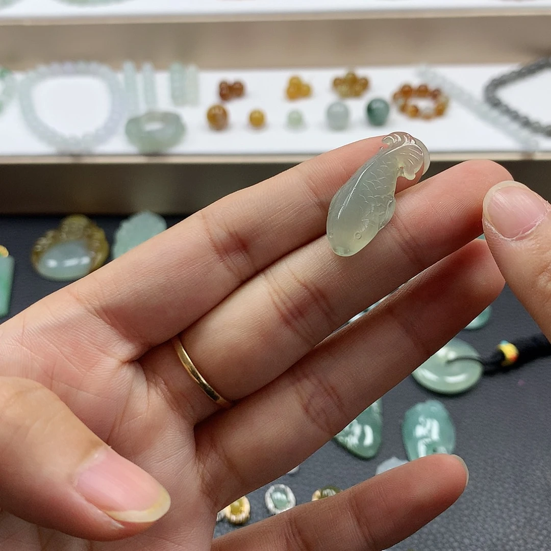 翡翠未镶嵌颈饰鱼