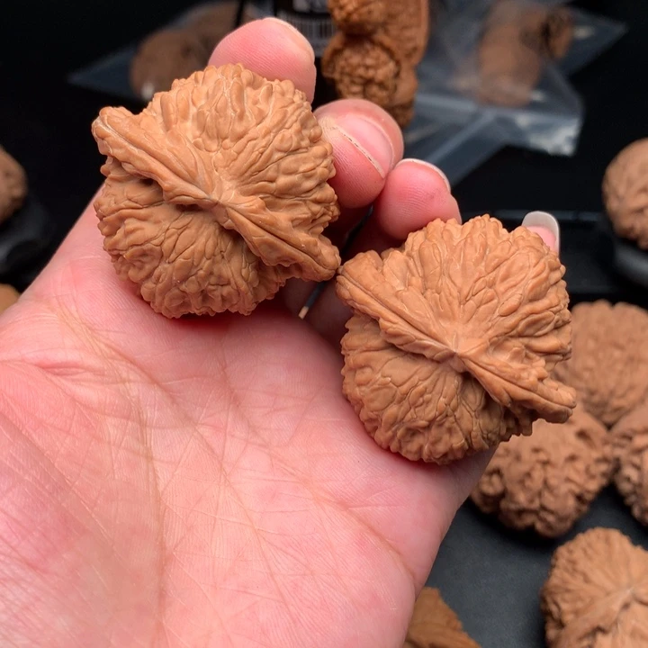 文玩核桃吊坠狮子头