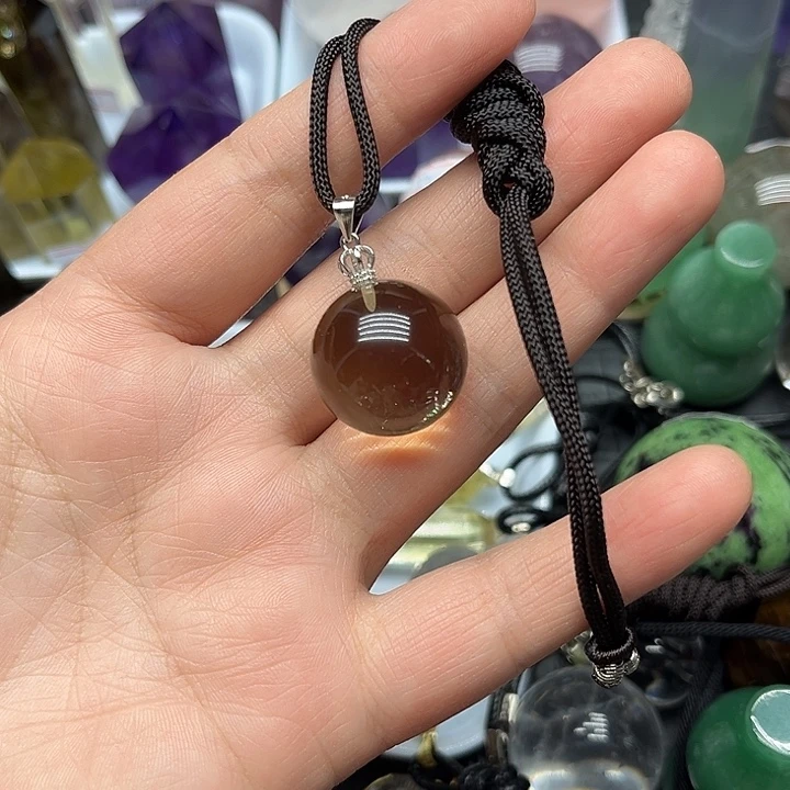 伊***Q未镶嵌珠宝半成品水晶160克黄水晶吊坠