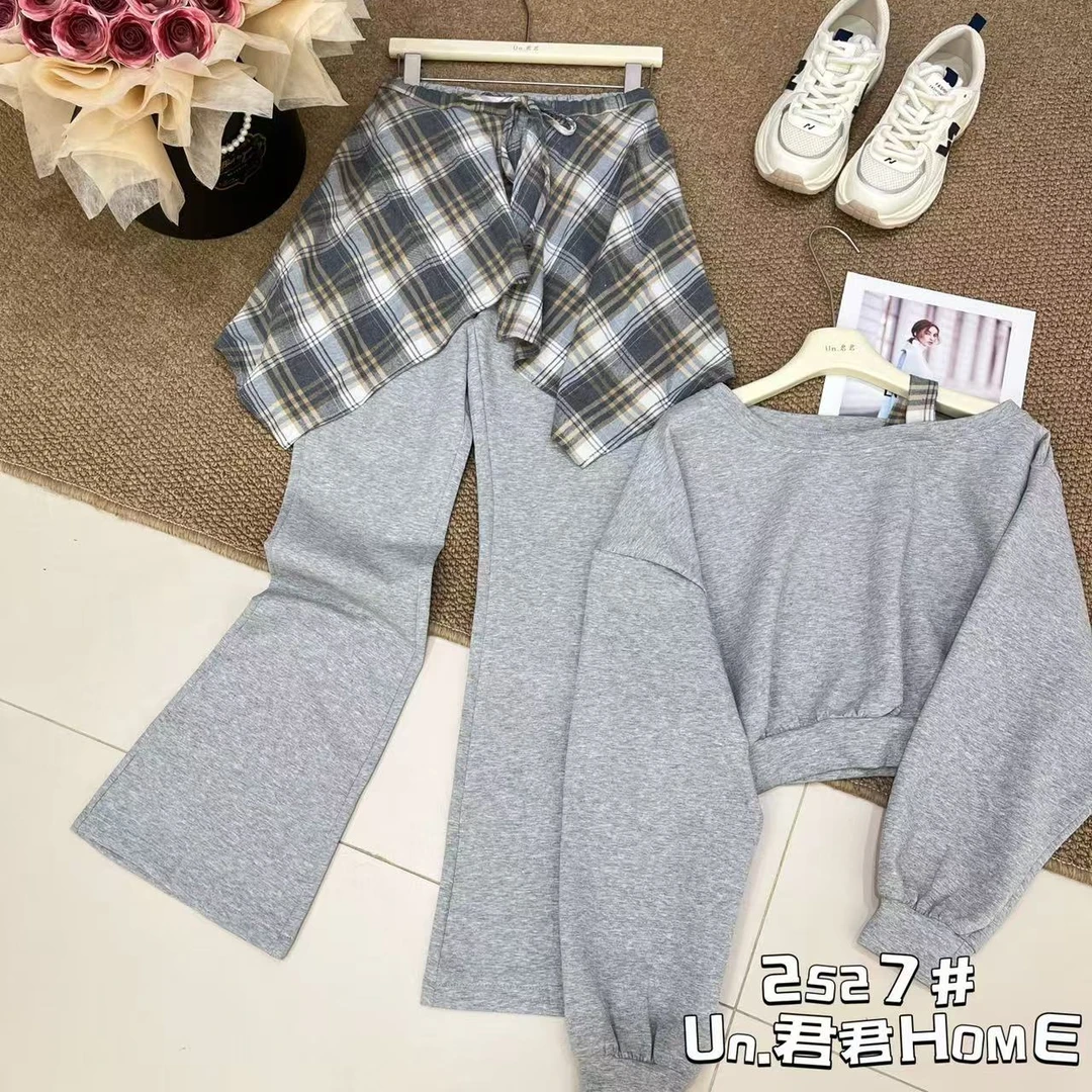 君君家【减龄炸街】2527慵懒斜领卫衣+格纹屁帘+垂感喇叭裤三件套
