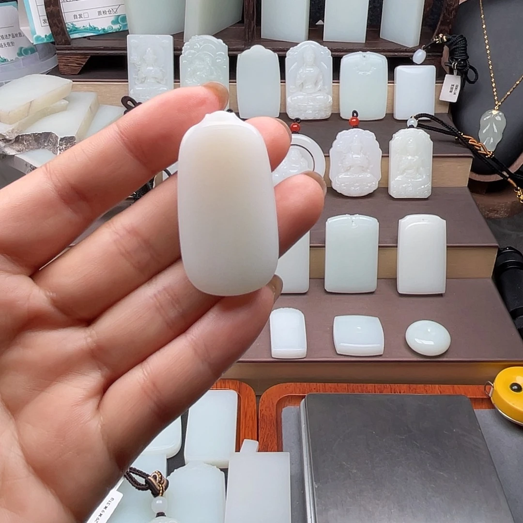 用***7和田玉未镶嵌颈饰