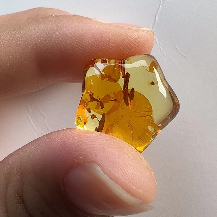 未镶嵌颈饰琥珀（花珀）