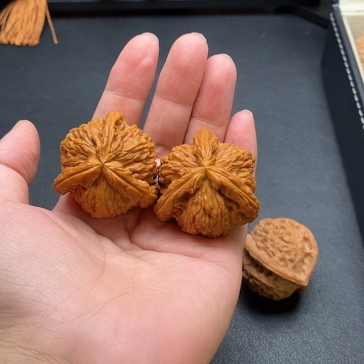 J****文玩核桃把件白奔