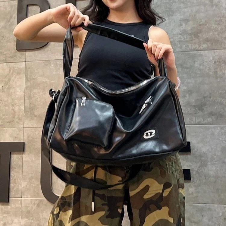 新款女包时尚个性单肩斜跨大容量潮流百搭轻便黑色帅气肩包简约