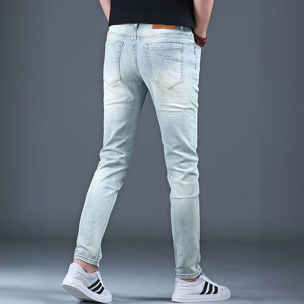 男士轻奢压花修身显瘦小脚牛仔裤春季新款时尚潮流休闲百搭直筒裤