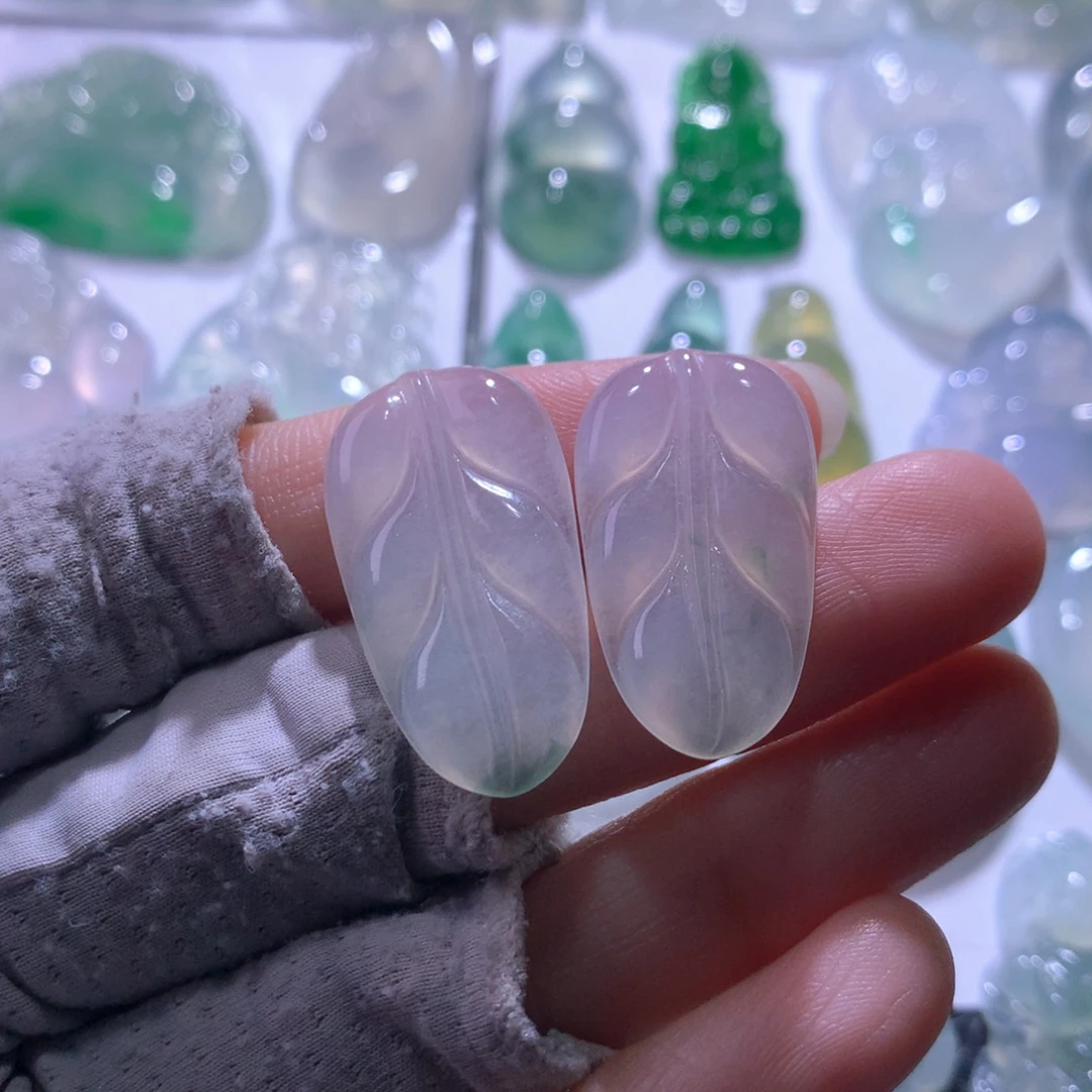 翡翠未镶嵌颈饰一对