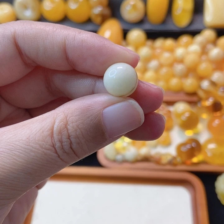 琥珀未镶嵌颈饰天然蜜蜡