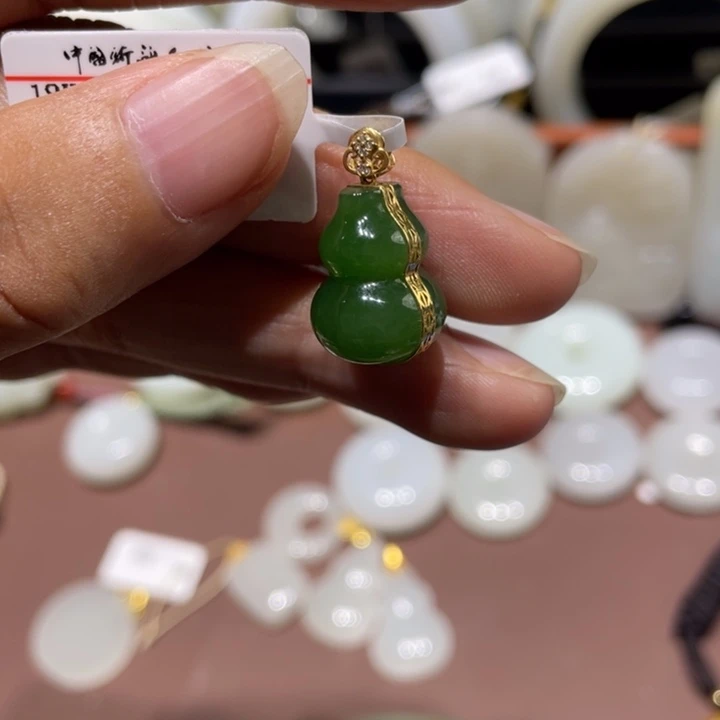 吊坠(赠链)18K金镶嵌和田玉（碧玉）