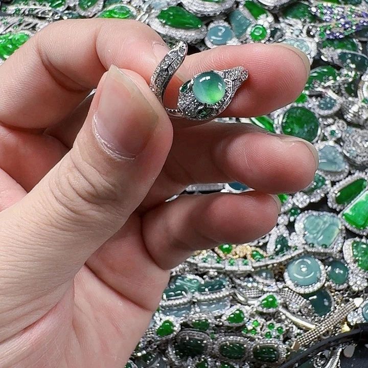 翡翠颈饰未镶嵌天然A货翡翠放漏