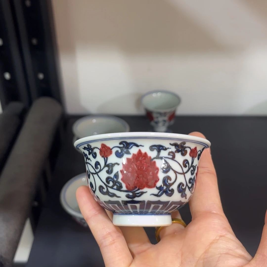 青花釉里红缠枝莲小压手