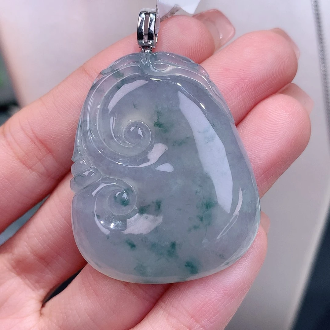 颈饰18K金镶嵌翡翠冰胶飘花大如意