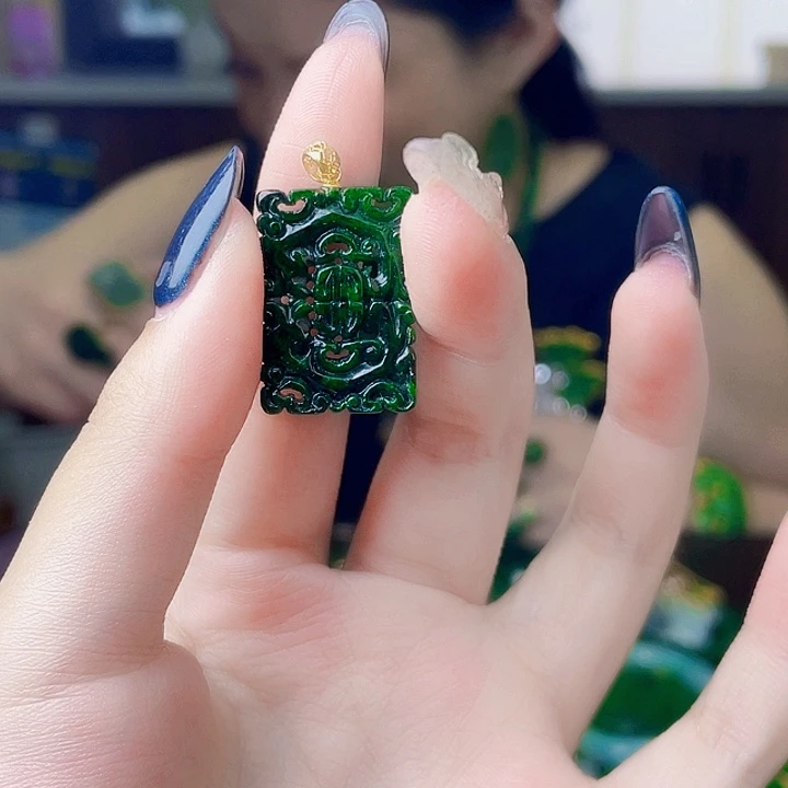 颈饰18K金镶嵌翡翠多样性