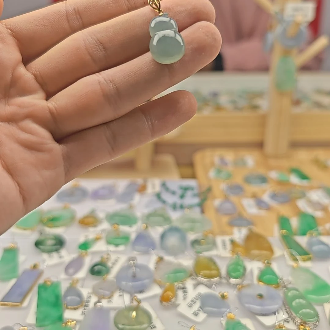 翡翠18K金镶嵌颈饰