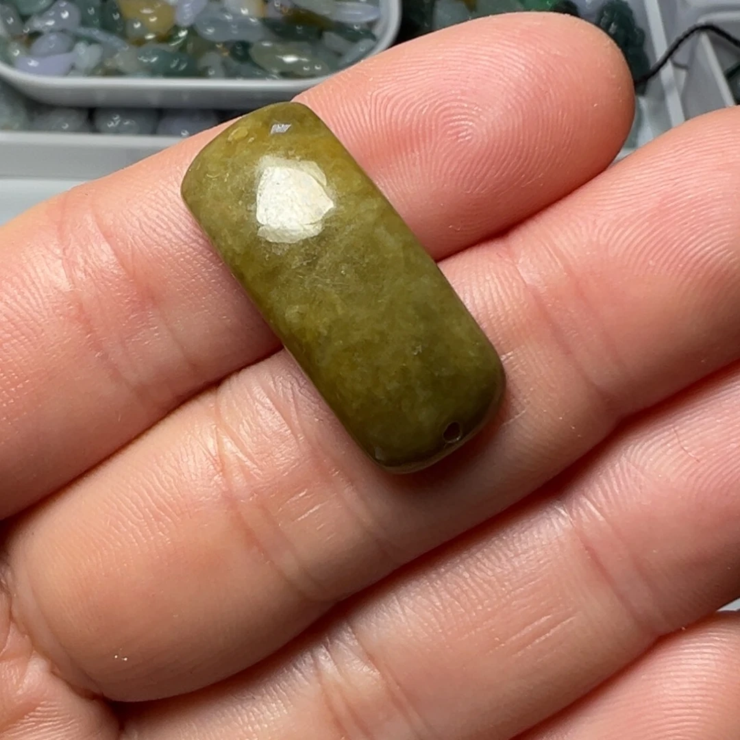 翡翠未镶嵌颈饰两头孔黄翡手牌一个68块