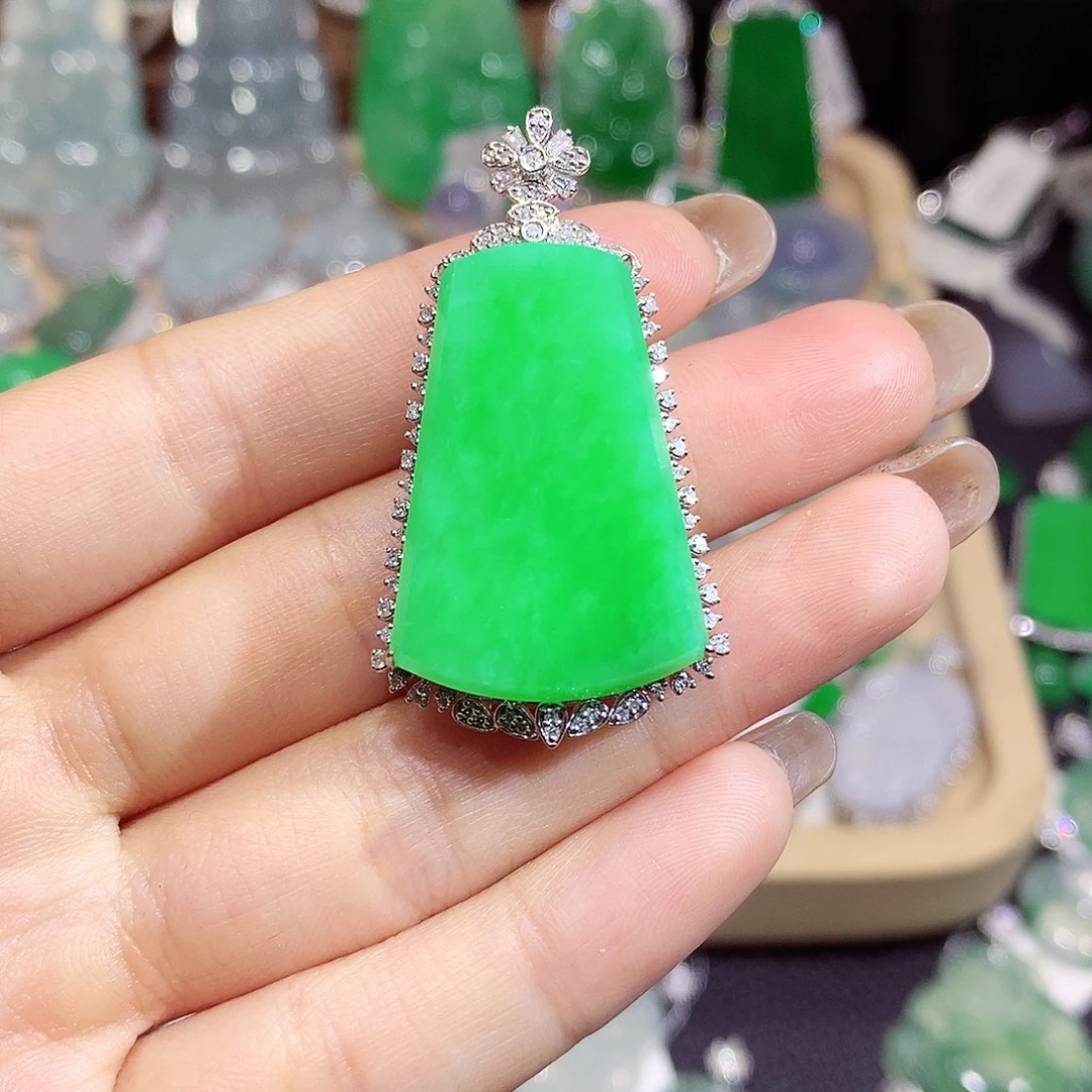 雪***糕翡翠18K金镶嵌颈饰牌