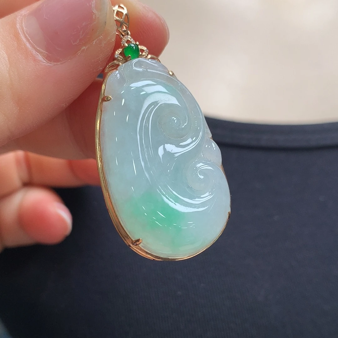 翡翠18K金镶嵌颈饰如意