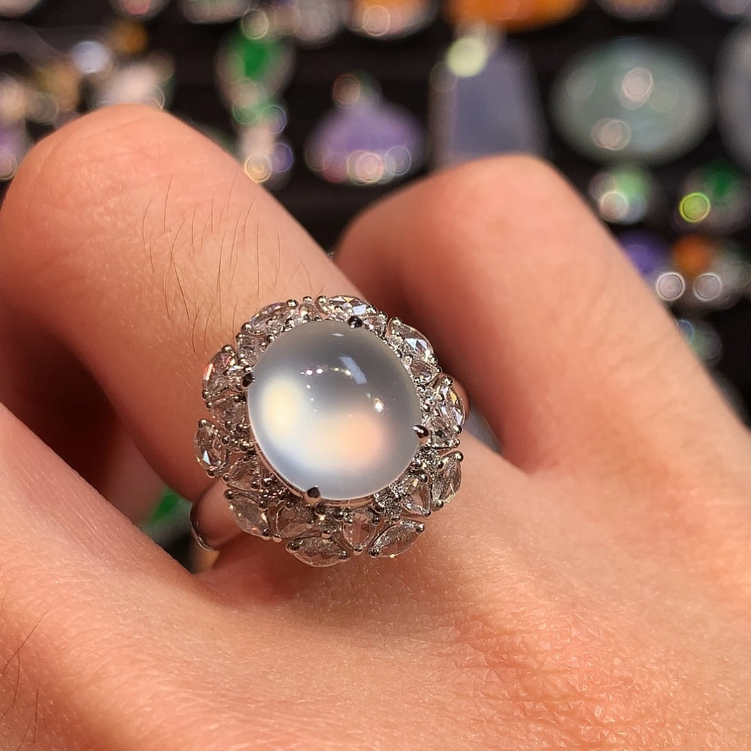 翡翠18K金镶嵌戒指玻璃种极光白蛋面戒指