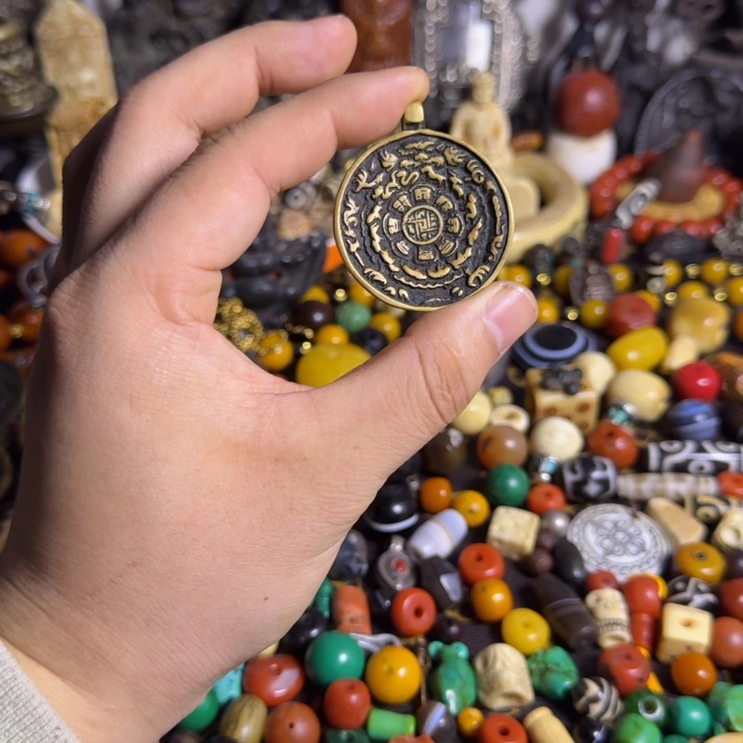 琉璃颈饰牌子如图