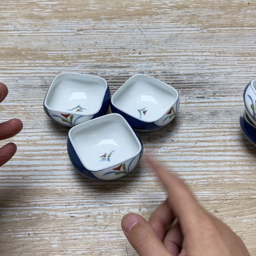 瓷片胸***石密密麻麻地排列着