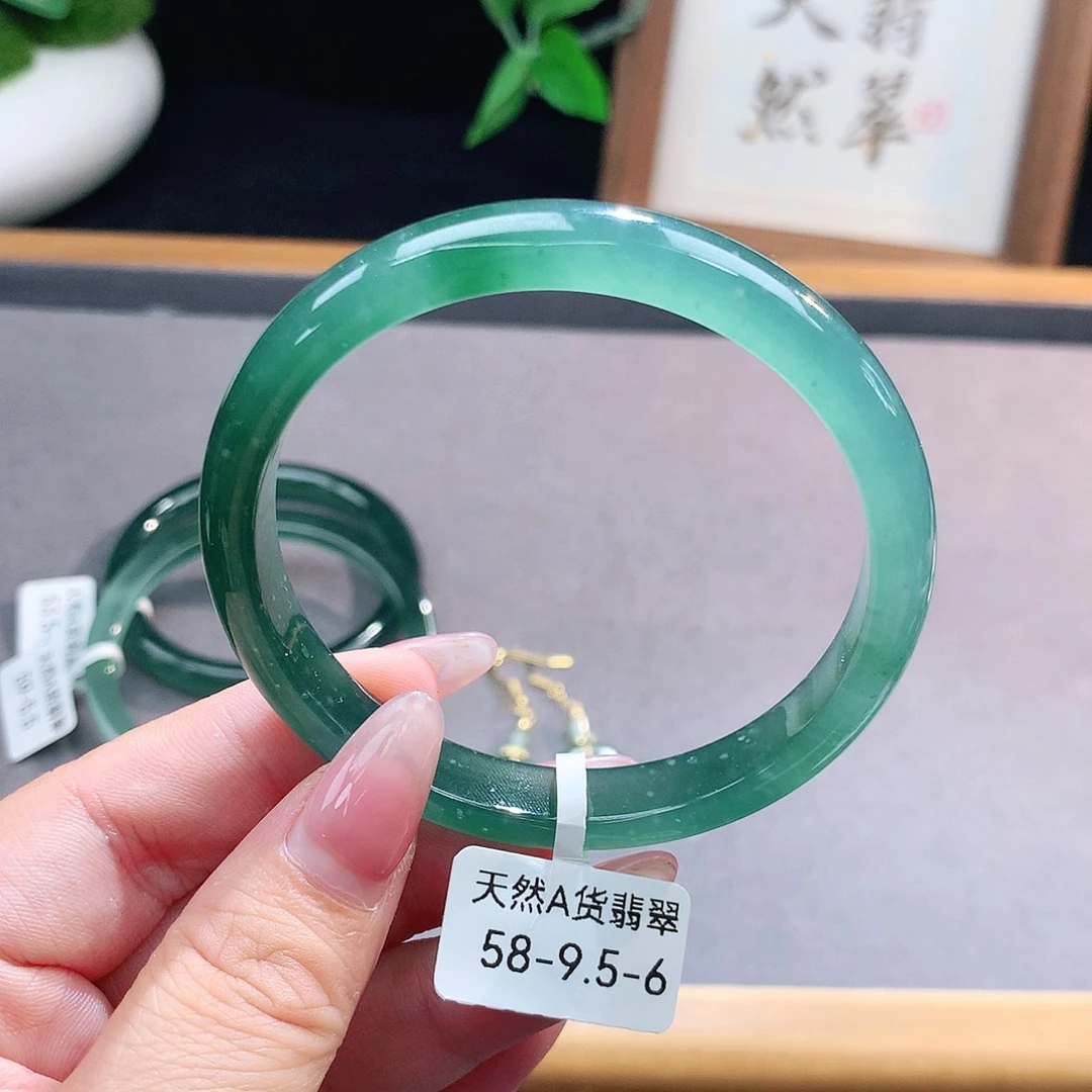 未镶嵌手镯（圆镯）翡翠