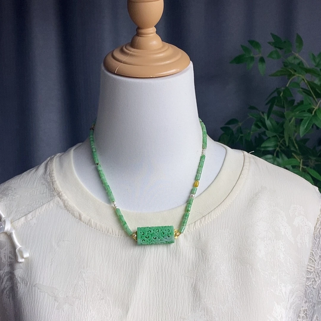 翡翠未镶嵌吊坠(赠链)