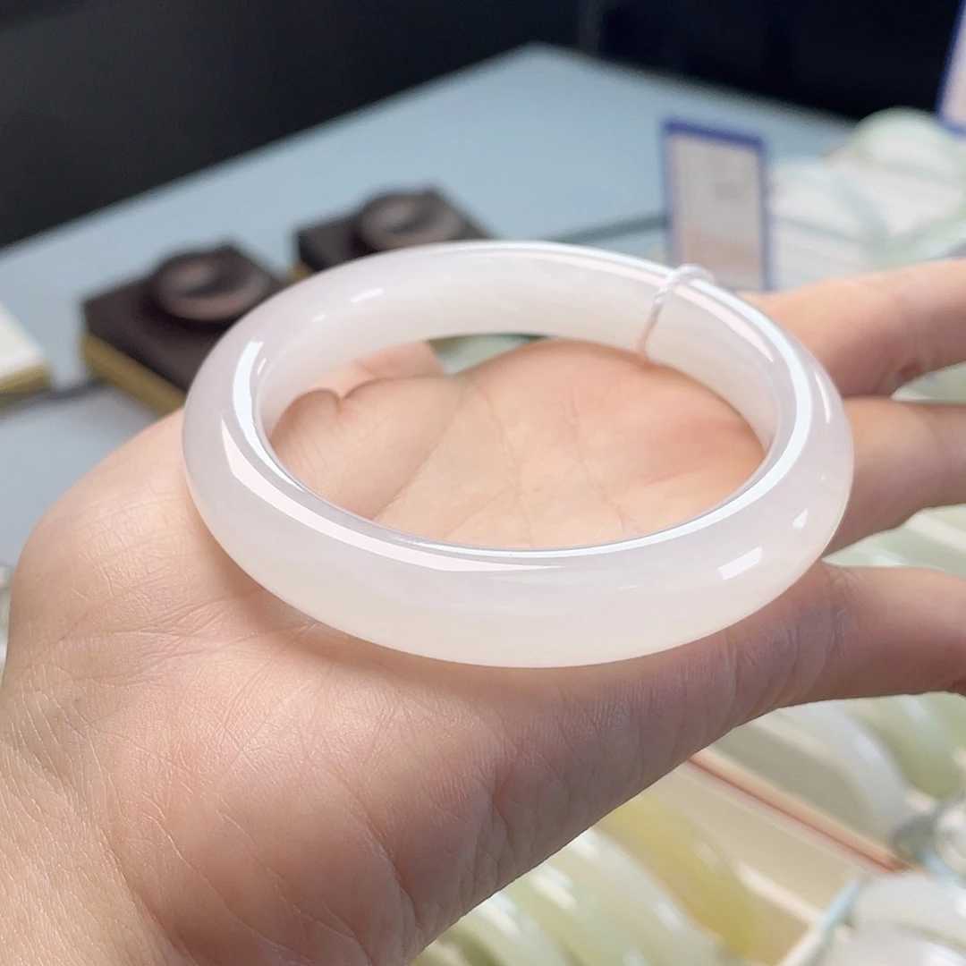 和田玉未镶嵌手镯冰猫，起刚光，无水线脏杂