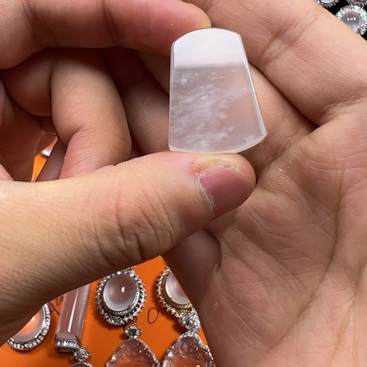 石英质玉未镶嵌颈饰无事牌