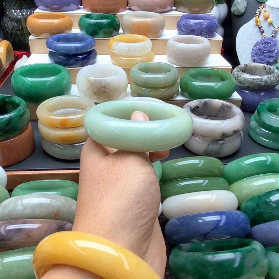 未镶嵌手镯石英质玉（佘太翠）风***路