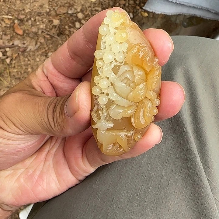 和田玉未镶嵌颈饰新疆且末糖