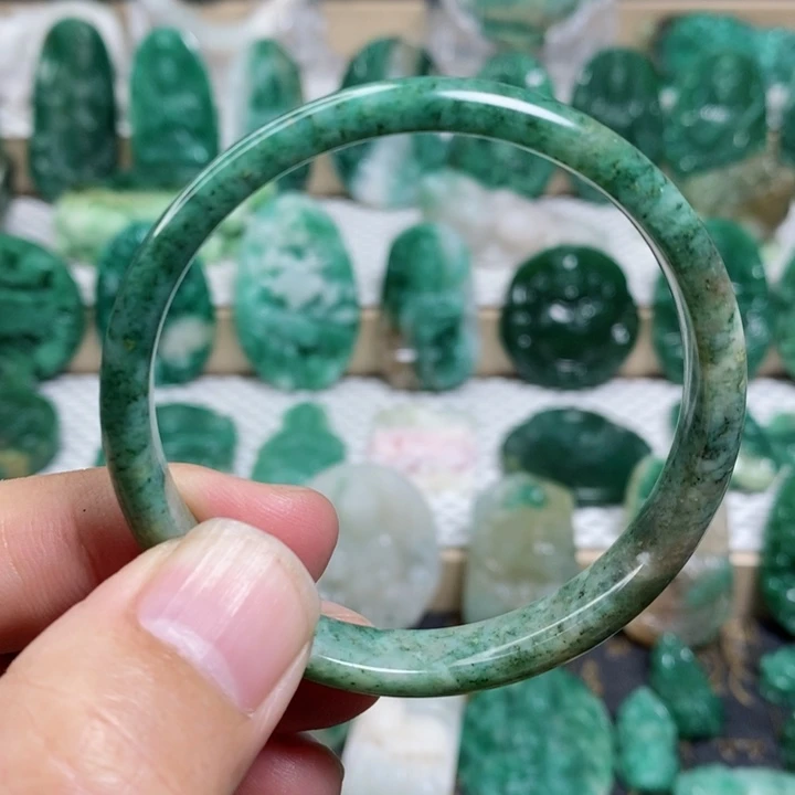 未镶嵌独山玉手镯