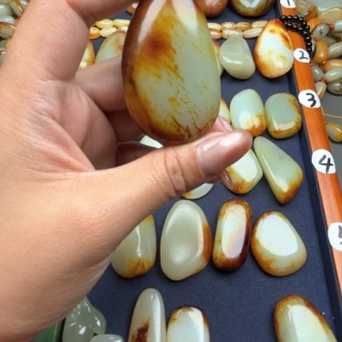 和田玉颈饰未镶嵌琂*