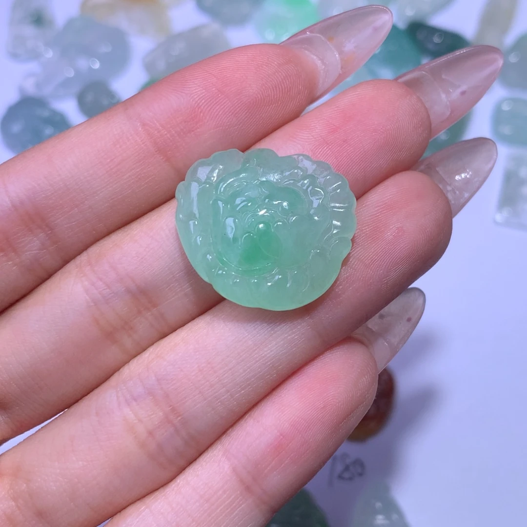 翡翠未镶嵌颈饰花