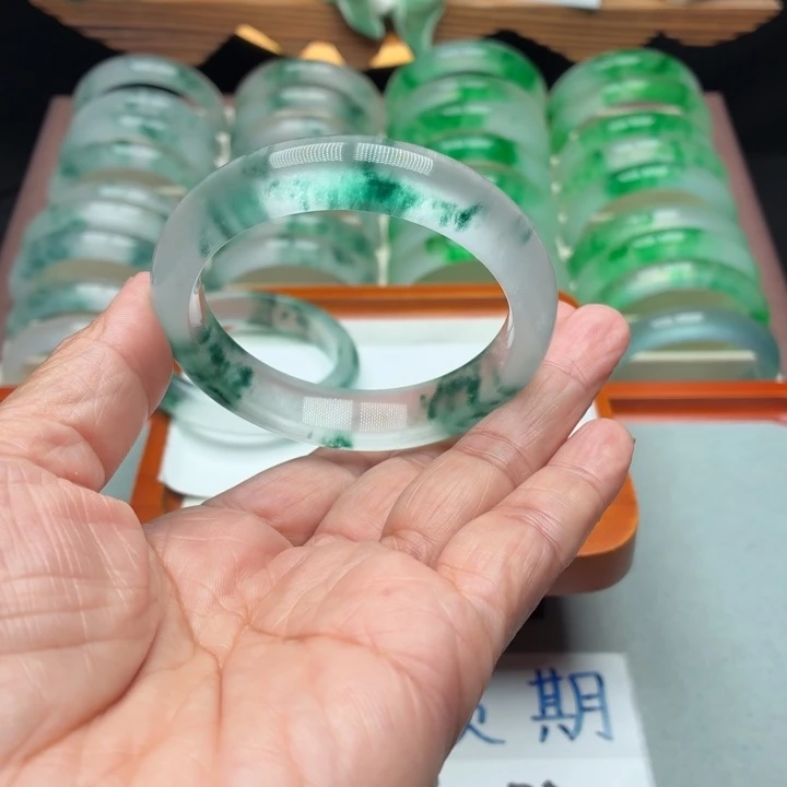 小****石英质玉未镶嵌手镯