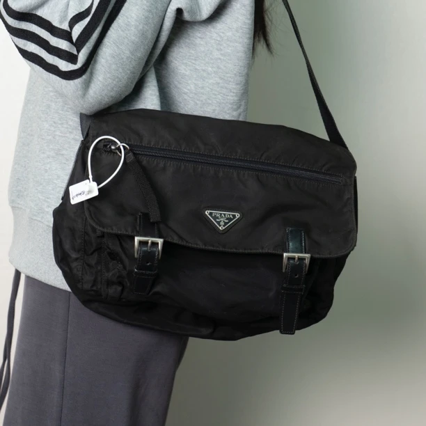 95新 Prada/普拉达 黑银双扣邮差包/大号/30/BT30