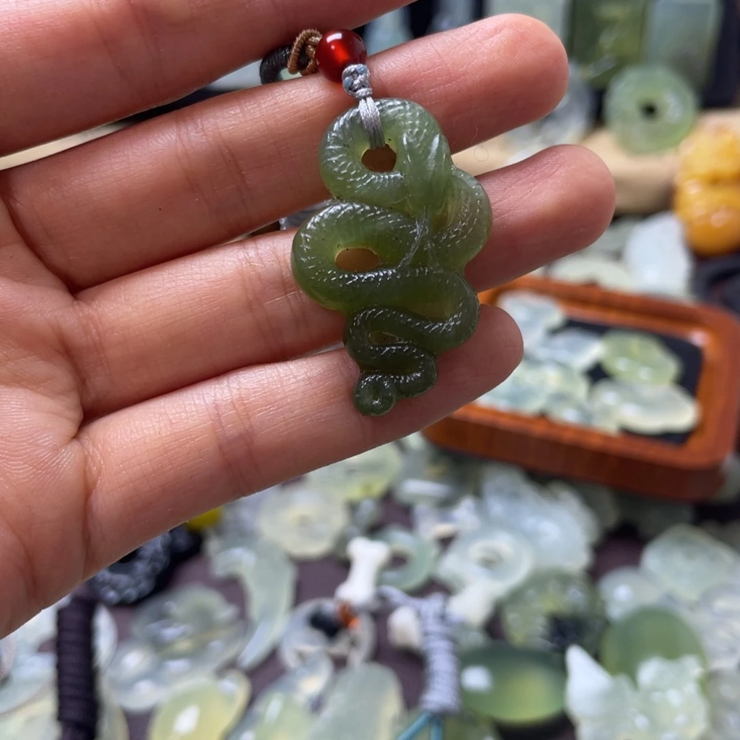 蛇纹石玉颈饰未镶嵌