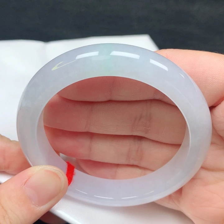 翡翠手镯未镶嵌。