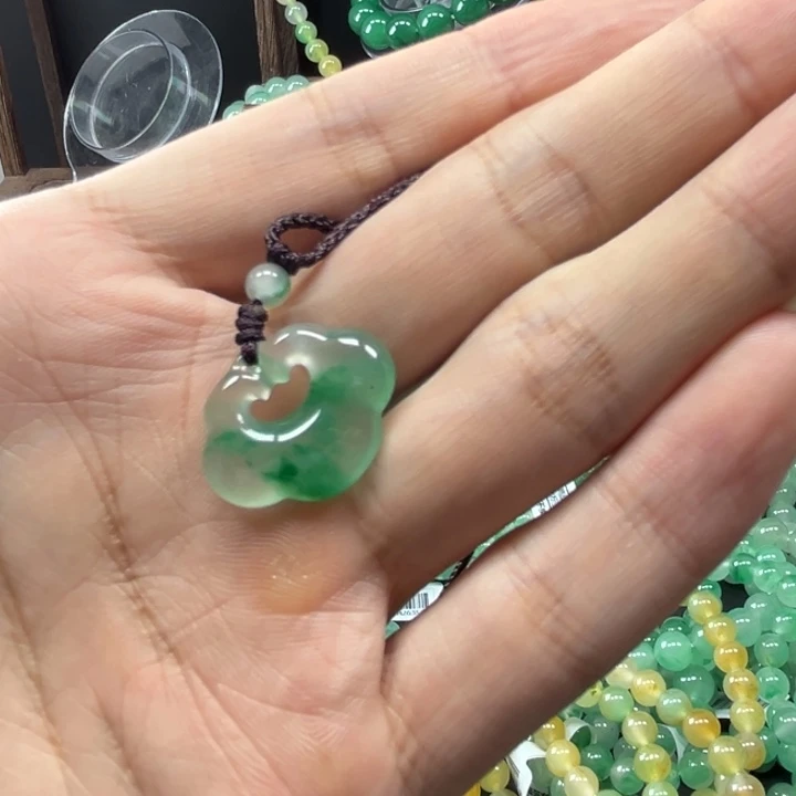 石英质玉未镶嵌颈饰