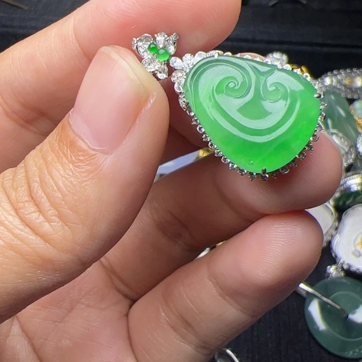 夏***天翡翠18K金镶嵌吊坠(不含链)