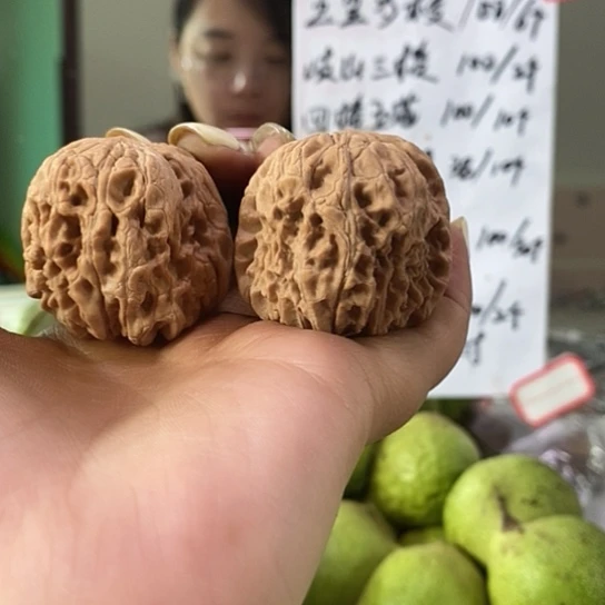 文玩核桃吊坠38门墩有修