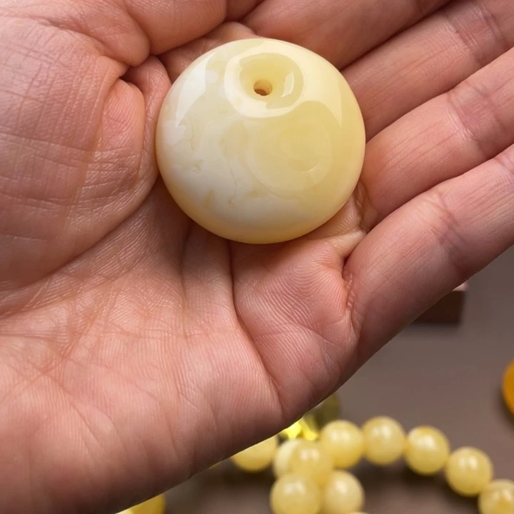 琥珀未镶嵌颈饰蜜蜡