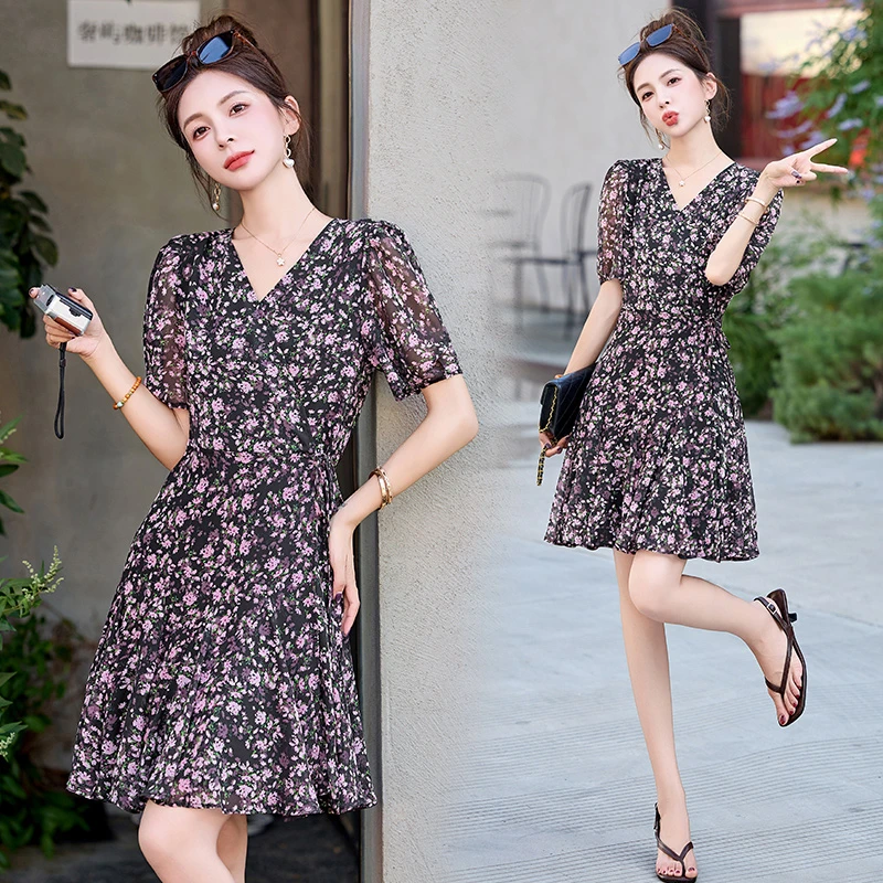 法式V领黑色碎花连衣裙女2025夏季全网最火气质收腰减龄薄款裙子